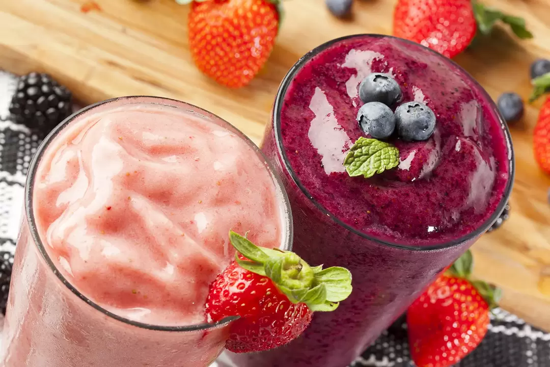 Red fruit smoothies with kefir - a delicious dessert to lose weight